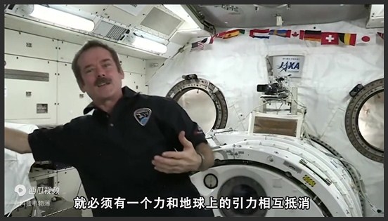 一个人从39万米高空往下跳，会掉到地球上？还是会飘向宇宙？