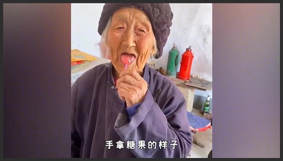 102岁网红小脚奶奶：健步如飞整天调皮捣蛋，80岁儿媳追不上她！